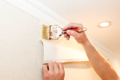 Pose de papier peint à Brie-sous-Matha — revêtements muraux et toiles de verre